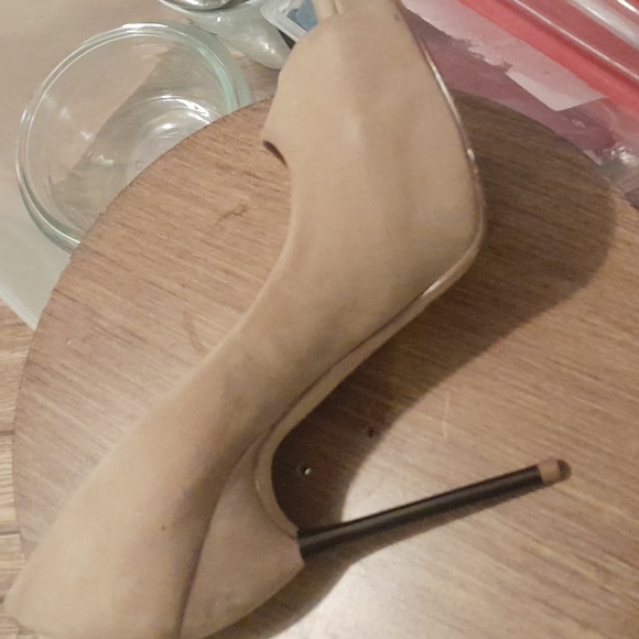 6-in open toed beige stilettos the Stiletto is metal - Picture 2 of 3